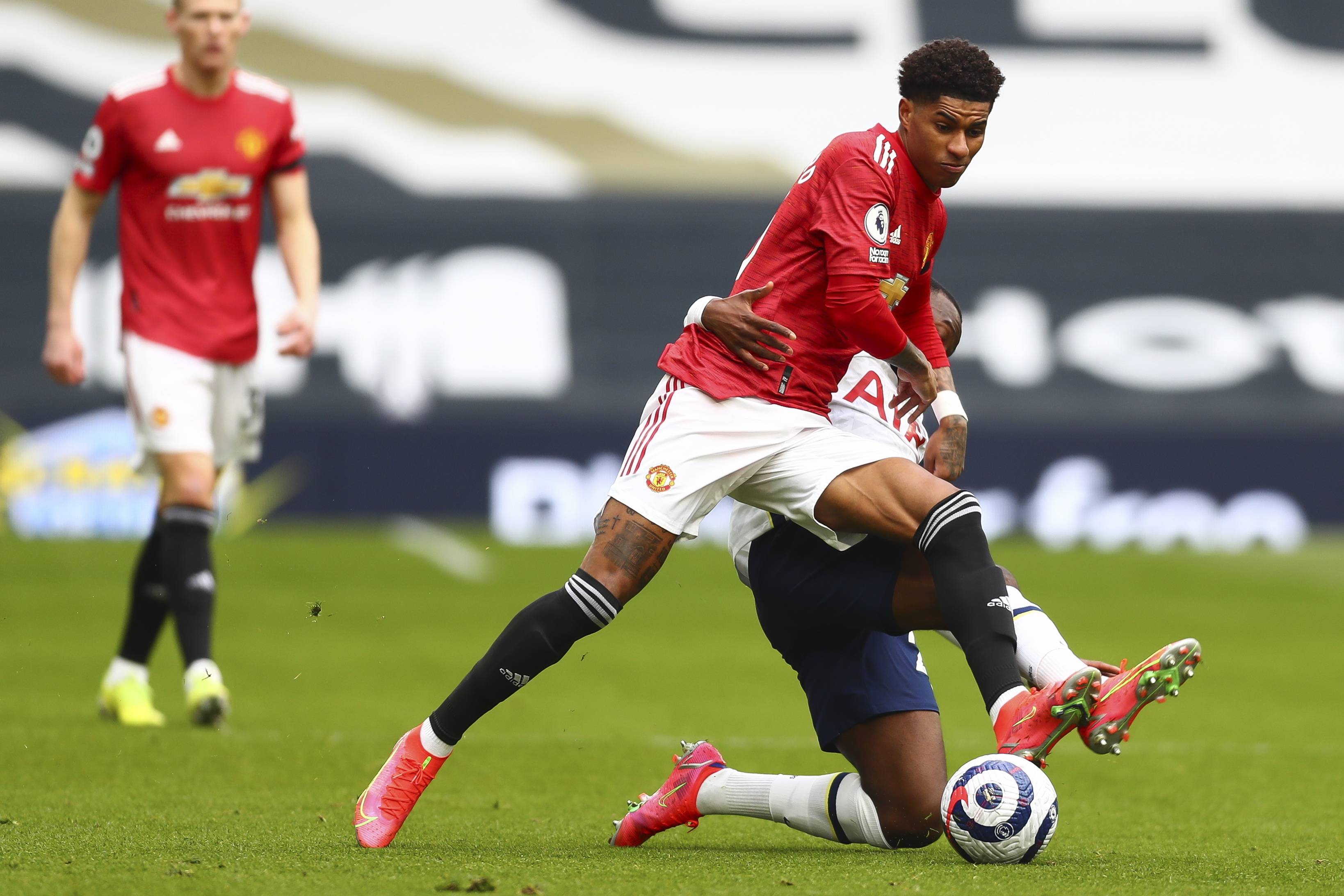 他需适应新 他需适应新